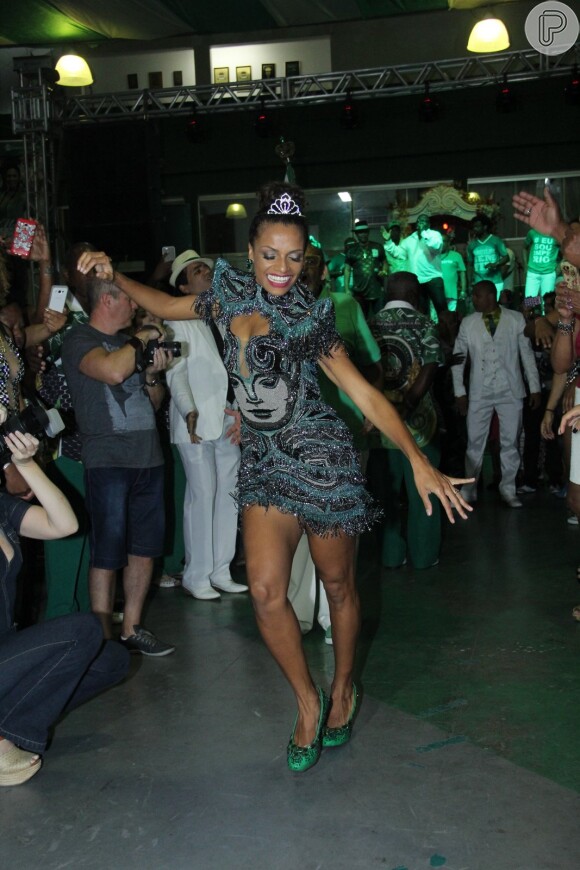 Quitéria Chagas é coroada rainha da escola de samba Império Serrano, no Rio de Janeiro, para o Carnaval 2017