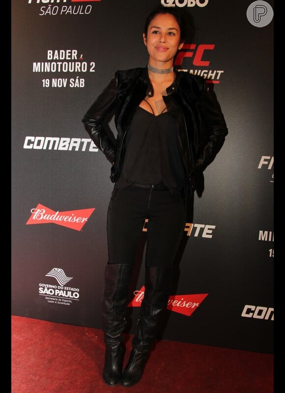 Para assistir o UFC, Yanna Lavigne apostou em um look todo preto e botas de cano alto de couro