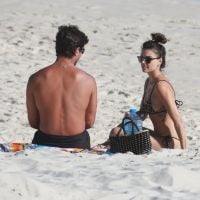 Isis Valverde curte praia ao lado do namorado, André Resende, no Rio de Janeiro