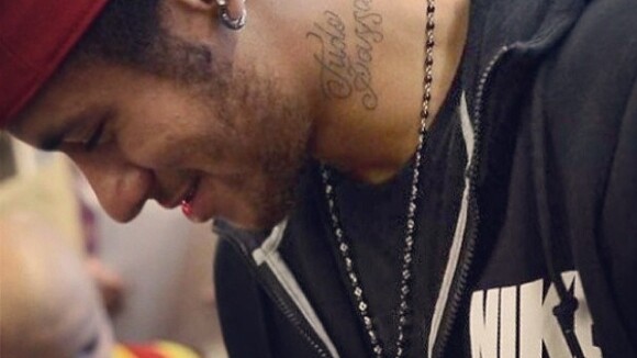 Após término com Bruna Marquezine, Neymar exibe tatuagem: 'Tudo passa'