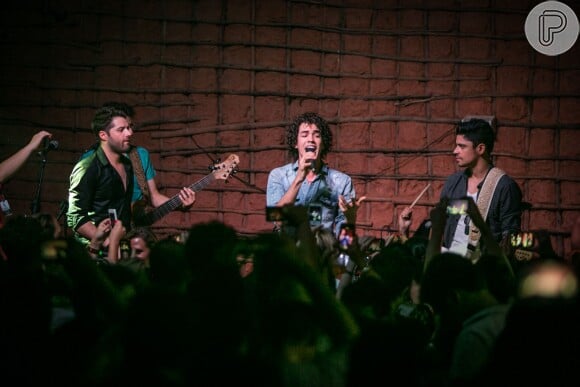 Sam Alves subiu ao palco do Zozô, no Rio de Janeiro, para dar uma palhilha; o cantor fez participação ao lado de André e Kadu