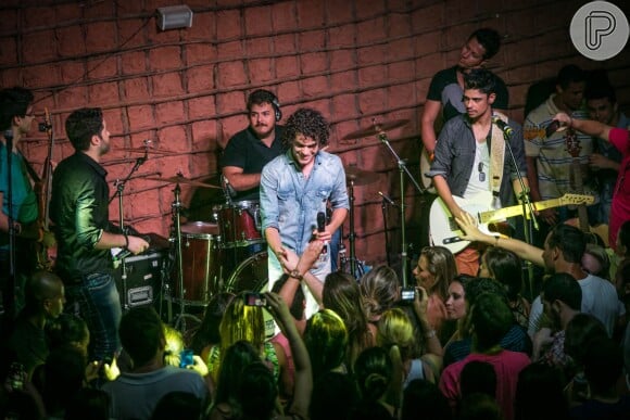 Sam Alves recebe carinho de fãs em apresentação feita no Rio de Janeiro nesta sexta-feira, 3 de janeiro de 2014; ele deu uma canja no show de André e Kadu