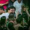 Sam Alves foi rodeado por fãs após dar canja em evento sertanejo no Rio de Janeiro; cantor fez apresentação ao lado da dupla André e Kadu, que também fizeram parte do The Voice Brasil
