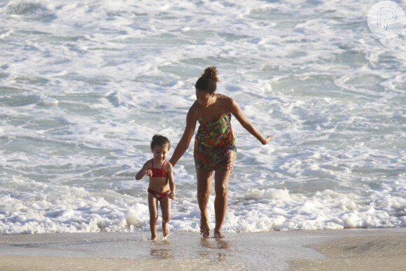Sheron Menezzes brinca com a sobrinha Manuela em praia carioca