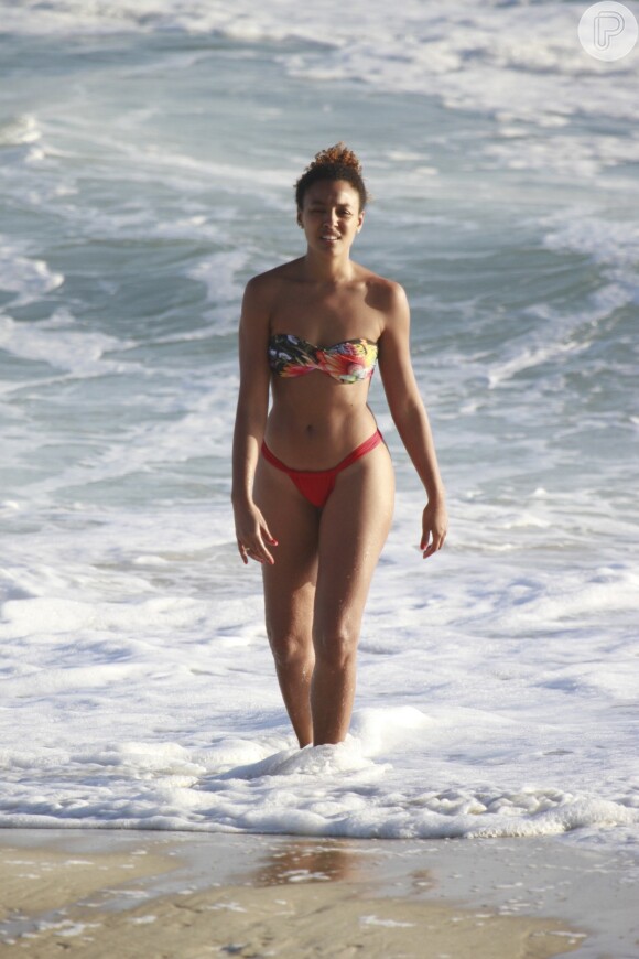 Sheron Menezzes exibe boa forma em praia carioca, em 5 de janeiro de 2013