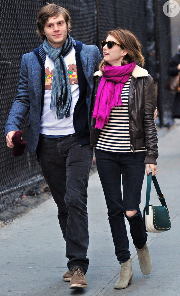 O casal de atores Emma Roberts e Evan Peters ficou noivo
