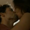 Cauã Reymond e Dira Paes trocaram beijos quentes no 1º capítulo de 'Amores Roubados'