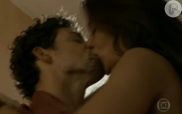 Cauã Reymond e Dira Paes trocaram beijos quentes no 1º capítulo de 'Amores Roubados'