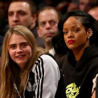 Rihanna vai a jogo de basquete acompanhada de Cara Delevingne, em Nova York