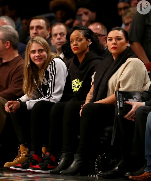 Rihanna assiste a jogo de basquete ao lado de Cara Delevingne, em Nova York, nos Estados Unidos, em 6 de janeiro de 2013