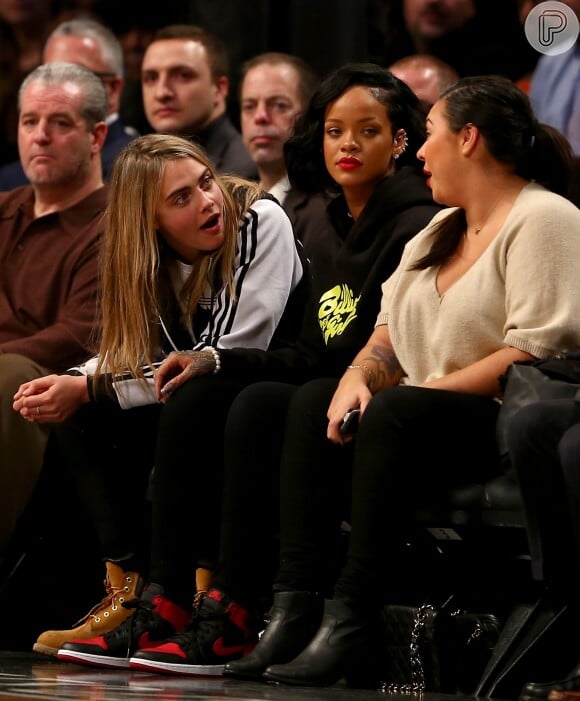 As duas curtiram a partida ao lado da amiga de Rihanna, Jennifer Rosales
