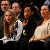 Rihanna, Cara e Jennifer acompanham jogo de basquete