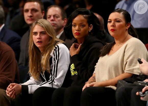 Rihanna, Cara e Jennifer acompanham jogo de basquete