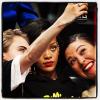 Cara, Rihanna e Jennifer tiram foto durante a partida de basquete
