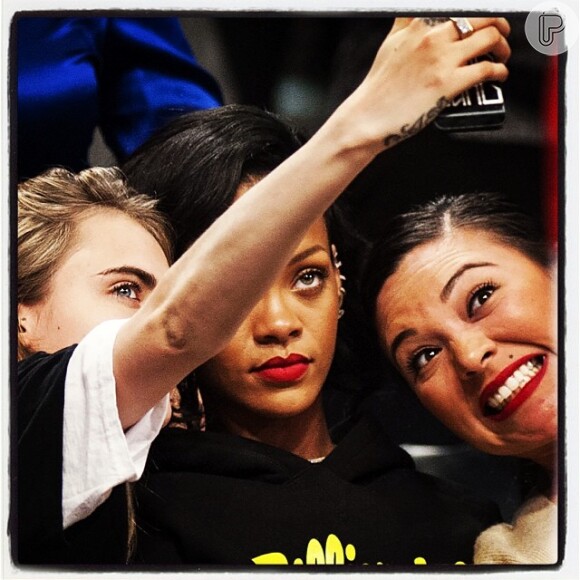 Cara, Rihanna e Jennifer tiram foto durante a partida de basquete