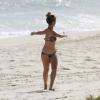 Juliana Didone exibiu o corpo em forma nesta terça-feira, 6 de janeiro de 2014, na praia da Barra da Tijuca, Zona Oeste do Rio de Janeiro