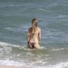 A atriz Juliana Didone curtiu o dia ensolarado do Rio de Janeiro desta terça-feira, 6 de janeiro de 2014, para ir à praia da Barra da Tijuca, Zona Oeste da cidade