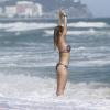 Juliana Didone, estrela da novela 'Pecado Mortal', da Record, exibiu as curvas na praia da Barra da Tijuca, Zona Oeste do Rio de Janeiro, nesta terça-feira, 6 de janeiro de 2014