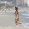 A atriz Juliana Didone curtiu o dia ensolarado do Rio de Janeiro desta terça-feira, 6 de janeiro de 2014, para ir à praia da Barra da Tijuca, Zona Oeste da cidade