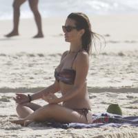 Juliana Didone medita e exibe corpo em forma de biquíni em praia carioca
