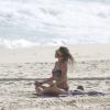 Juliana Didone exibiu o corpo em forma nesta terça-feira, 6 de janeiro de 2014, na praia da Barra da Tijuca, Zona Oeste do Rio de Janeiro