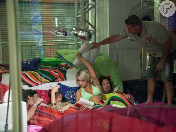 Tatá Werneck, Dani Vieira, Emilio Orciollo Netto e Celso Bernini ensaiam cena de 'Amor à Vida' na Casa de Vidro, num shopping carioca, em 23 de dezembro de 2013