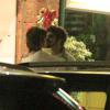 Caio Castro e Maria Casadevall se beijam em saída de restaurante
