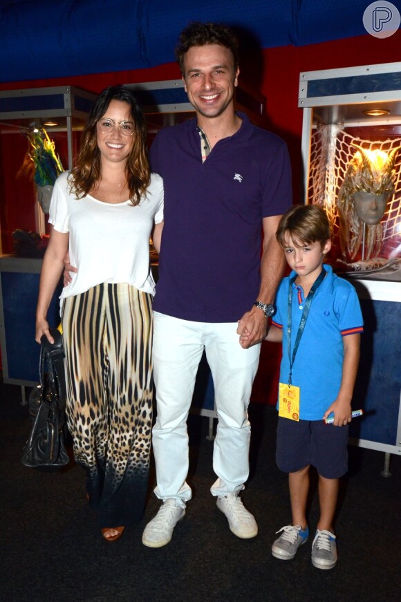 Fernanda Vasconcellos e Cássio Reis assitem ao Cirque Du Soleil com Noah, filho do ator, em 8 de janeiro de 2014