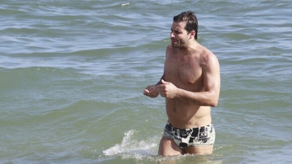 Henri Castelli, prestes a ser papai, passa a tarde na praia da Barra, no Rio