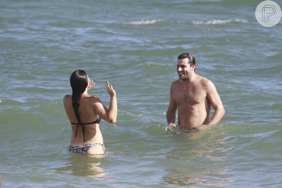 O ator Henri Castelli curtiu o dia na praia da Barra da Tijuca, Zona Oeste do Rio de Janeiro, acompanhado de uma amiga