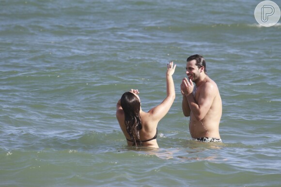 O ator Henri Castelli, prestes a ser papai de seu segundo filho, curtiu o dia na praia da Barra da Tijuca, Zona Oeste do Rio de Janeiro, nesta quinta-feira, 9 de janeiro de 2014