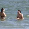 Henri Castelli e uma amiga passaram a tarde desta quinta-feira, 9 de janeiro de 2014, na praia da Barra da Tijuca, Zona Oeste do Rio de Janeiro