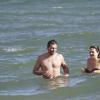 Henri Castelli e uma amiga passaram a tarde desta quinta-feira, 9 de janeiro de 2014, na praia da Barra da Tijuca, Zona Oeste do Rio de Janeiro