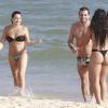 O ator Henri Castelli curtiu o dia na praia da Barra da Tijuca, Zona Oeste do Rio de Janeiro, acompanhado de uma amiga