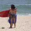 Alinne Moraes, grávida de cinco meses de seu primeiro filho, curte um dia de praia com o namorado, Mauro Lima, no Rio, em 10 de janeiro de 2013