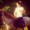 Cleo Pires, recém-separada, anda a cavalo em Araras, Petrópolis, no Rio de Janeiro. A irmã, Antonia Morais, postou a foto no Instagram em 6 de janeiro de 2013