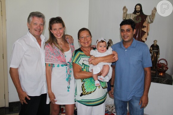 Ao lado do marido, Leandro, e da família, Debby Lagranha posa sorridente dentro da igreja