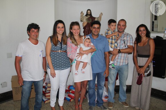 Ao lado da família e de amigos, Debby batiza a filha, Maria Eduarda, de sete meses