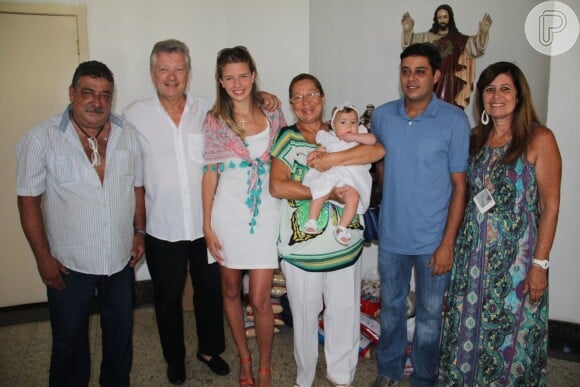 Debby Lagranha, o marido, Leandro, e os avós de Maria Eduarda durante a cerimônia de batismo