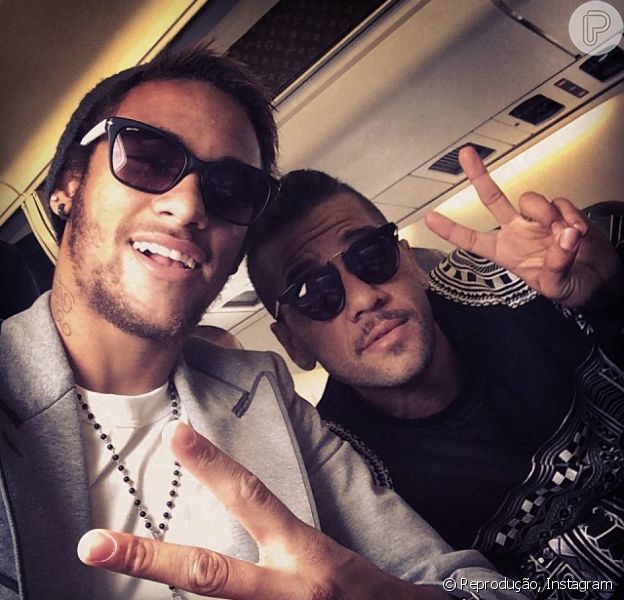 Neymar e Daniel Alves viajam juntos para a Suíça para a premiação do Bola de Ouro da FIFA. O evento acontece hoje, dia 13 de janeiro de 2014 em Zurique