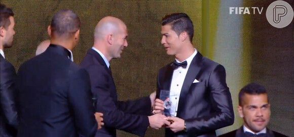 Cristiano Ronaldo, Zidane  e Daniel Alves no palco do Bola de Ouro 2013
