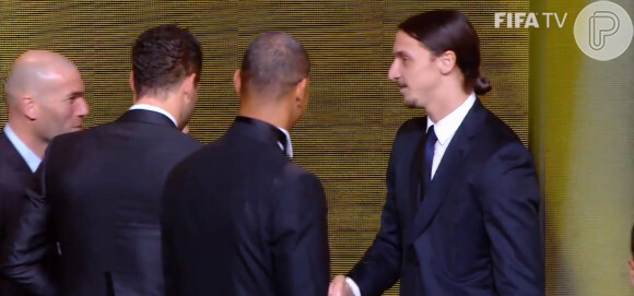 Ibrahimovic foi premiado com o trofeu de melhor gol do ano