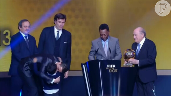 O filho de Cristiano Ronaldo, Junior, subiu ao palco para abraçar o pai
