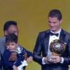Pelé levantou o pequeno Cristiano Ronaldo Junior para ele conferir o trofeu do pai
