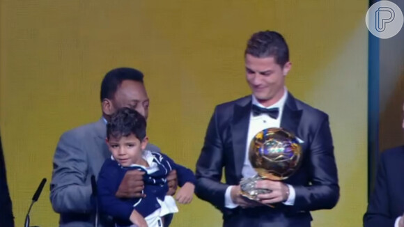Pelé levantou o pequeno Cristiano Ronaldo Junior para ele conferir o trofeu do pai