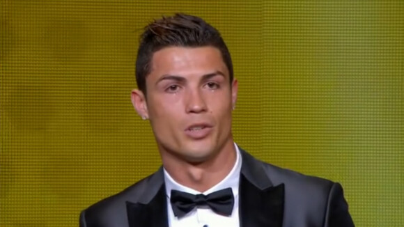 Cristiano Ronaldo chora ao receber prêmio de melhor jogador no Bola de Ouro 2013