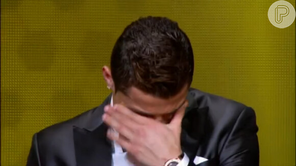 Muito emocionado, Cristiano Ronaldo chorou bastante durante o seu discurso