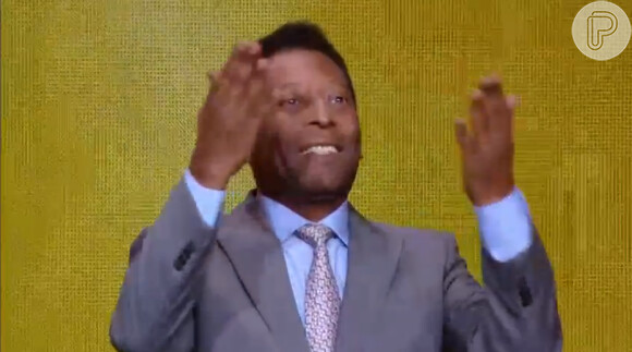 Pelé foi chamado ao palco e, aplaudido de pé, ganhou uma homenagem da Fifa