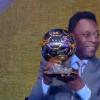 Pelé posou feliz com sua primeira Bola de Ouro