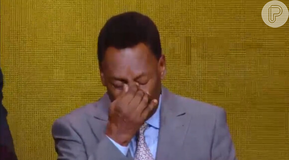 Pelé chorou bastante ao ser homenageado pela Fifa